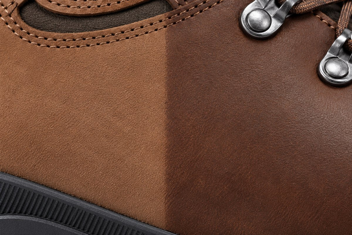 Gros plan sur le nubuck, limite entre non traité et ciré