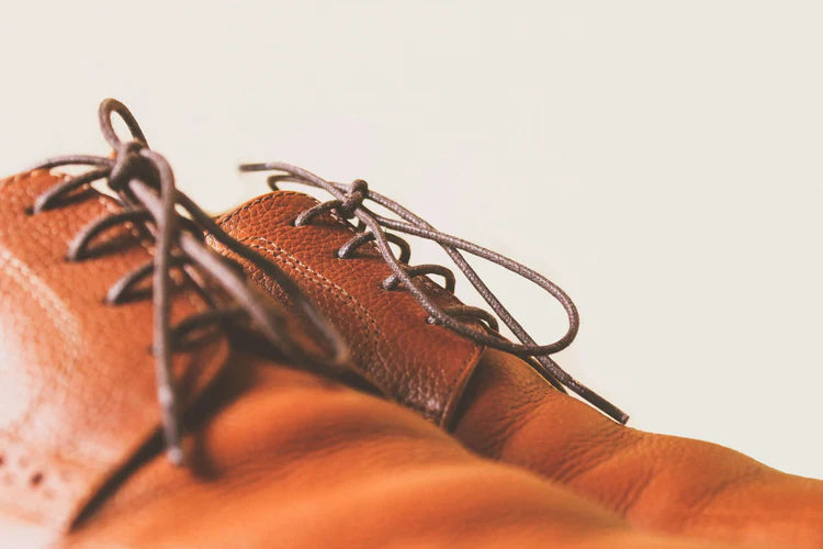 chaussures-affaires-avec-lacets-cires
