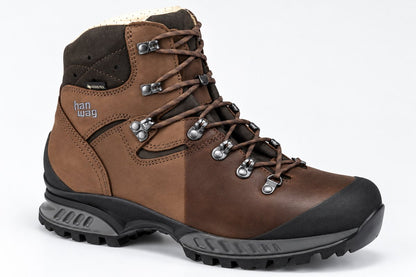 Hanwag Tatra II GTX en nubuck, à gauche non traité, à droite avec Hanwag Shoe Wax