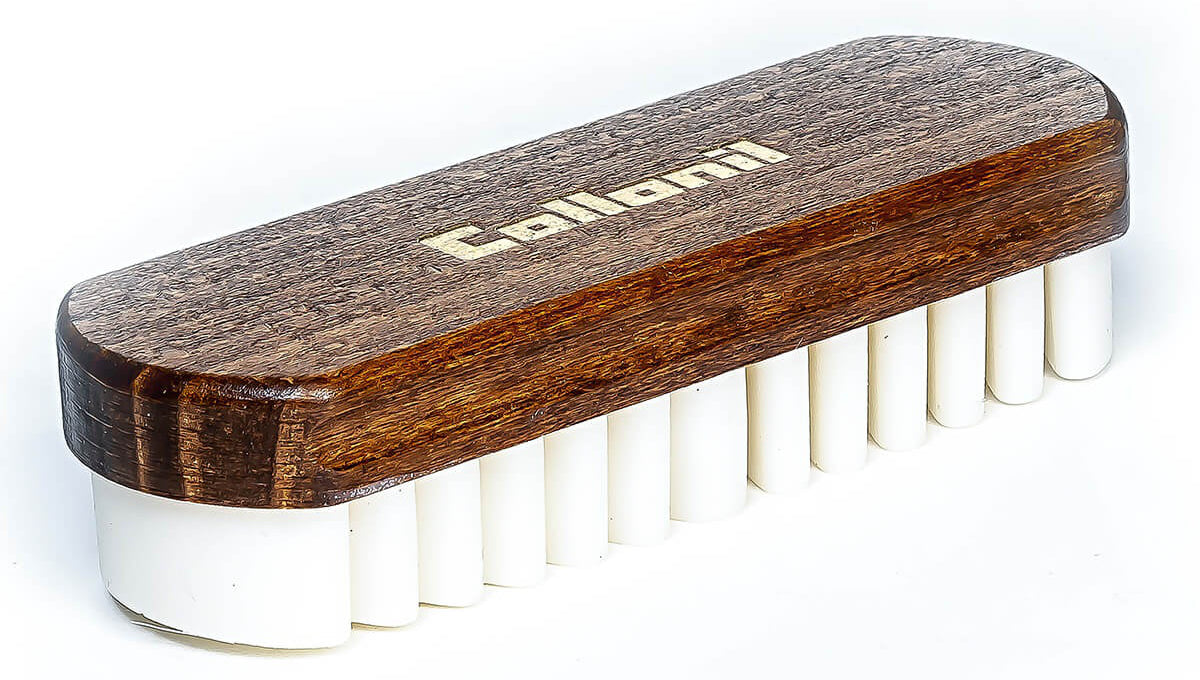 Collonil Velour Boy Brosse pour daim vue oblique avec logo